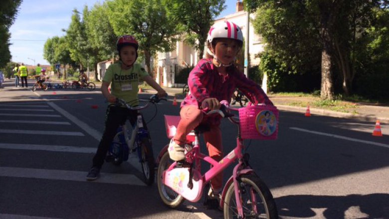 Conseils de conduite et de sécurité routière mais aussi d'entretien du vélo pour les 140 enfants du groupe scolaire Pierre Loti. / © Nathalie Combès