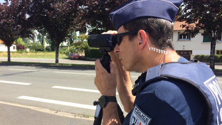 Un policier municipal effectue un contrôle de vitesse à l'aide d'un nouveau radar. / © Luc Barré, France Télévisions